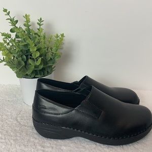 Spring Step black slip on clogs size 9W